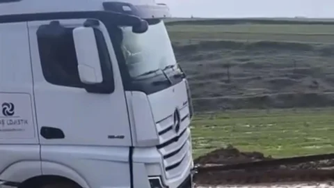 Siirt'te Tır Çamura Saplandı