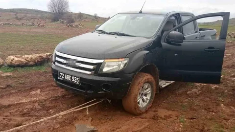 Gercüş'te Araç Çamura Saplandı