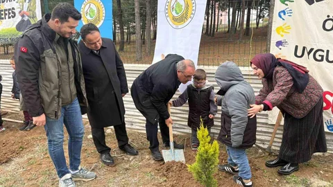 Minik Öğrenciler Fidan Dikti