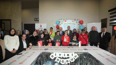 Ümraniye'de Özel Gençlerin Doğum Günü Kutlandı