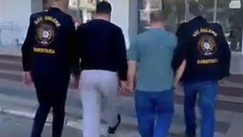 İzmir'de 2 Firari Şüpheli Yakalandı