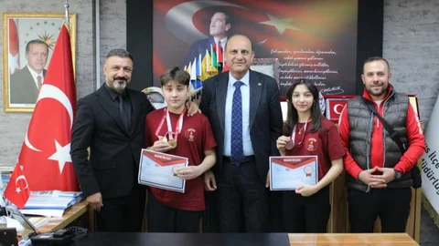 Bilek Güreşi Mersin İl Birincisi Efe Genç İle İl Üçüncüsü İklim Ekim, Müdür Anteplioğlu'nu Ziyaret Etti