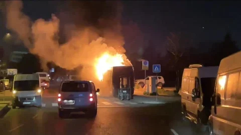 Kağıthane'de Park Halindeki Midibüs Yandı