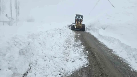 Hakkari'de 61 Yerleşim Yeri Yolu Kapandı