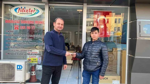 Isparta'da Yola Savrulan Para Bulundu