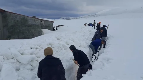 Ağrı'da Köylüler Sel Riskine Karşı Önlem Aldı