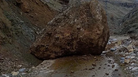 Sason'da Yamaçtan Düşen Kaya