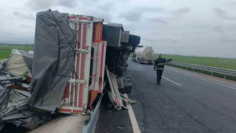Mardin’de Tır Bariyerlere Çarptı