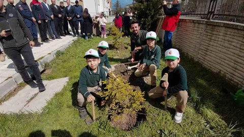 Bolu'da Öğrenciler Fidan Dikti