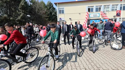Öğrencilere Protokol Hediyesi Verildi