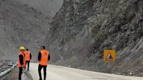 Yüksekova Yolunda Gece Trafik Kapatma