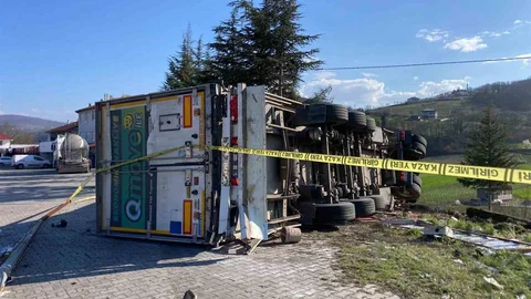Samsun'da Çay Yüklü Tır Devrildi
