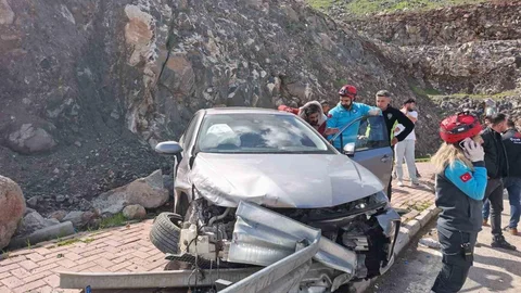 Şanlıurfa'da Otomobil Bariyerlere Çarptı