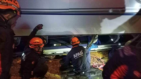 Antalya'da Midibüs Devrildi, 16 Yaralı