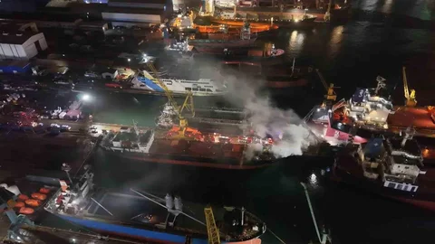 Tuzla'da Kuru Yük Gemisinde Yangın Çıktı