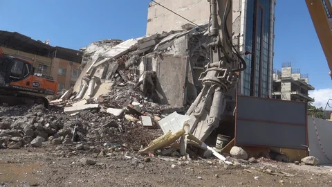 Hatay'daki 7 Katlı Bina Yıkıldı