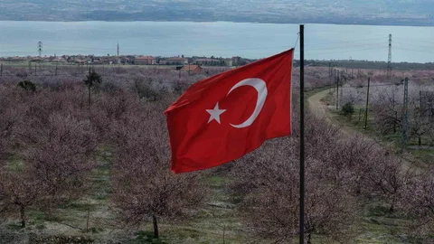 Elazığ'da Kayısı Bahçeleri Beyazla Kaplandı