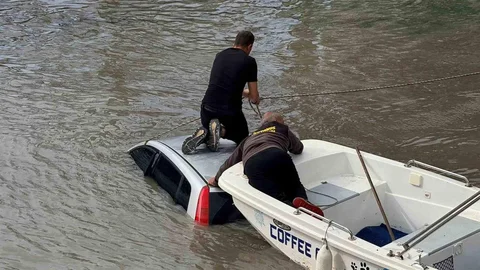 Antalya'da Kontrolden Çıkan Araç ırmağa Uçtu
