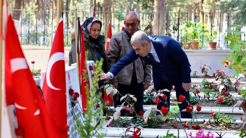 Vali Toros, Mersin Şehitliğinde Düzenlenen Proğrama Katıldı