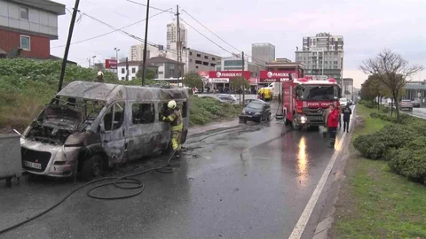 Ataşehir'de Servis Minibüsü Yandı
