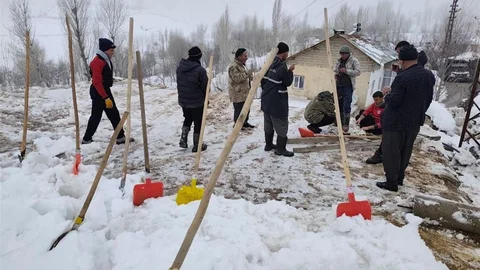 Hakkari Durankaya'da Ahır Çöktü