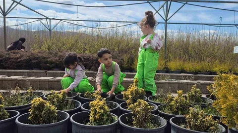 Elazığ'da Minik Öğrenciler Fidanlıkta