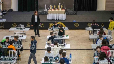 Kuşadası'nda Satranç Turnuvası Başladı