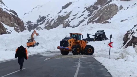 Van'da Çığ Felaketi: Araçlar Mahsur Kaldı
