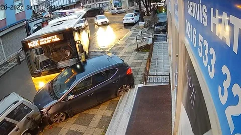 Ümraniye'de İETT Otobüsü Park Halindeki Araçlara Çarptı