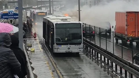 Şişli'de Metrobüs Yangını
