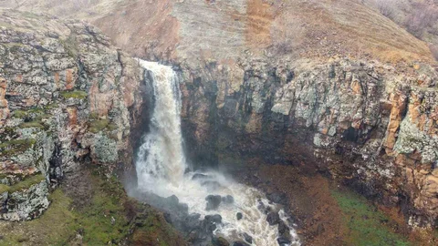Muş'ta Kar Suları Şelaleleri Canlandırdı