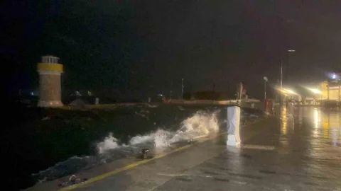 Marmaris'te Şiddetli Fırtına Etkili Oluyor