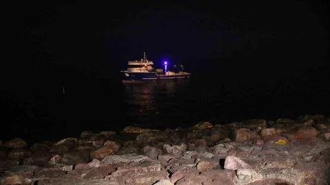 Rize'de Kafes Balıkçı Motoru Karaya Oturdu