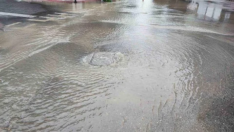 Adana'da Su Borusu Patladı