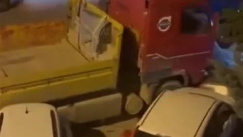 Tır Park Halindeki Araçlara Çarptı