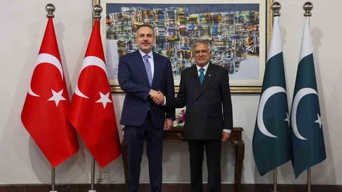 Dışişleri Bakanı Fidan Pakistan'da Görüşme Yaptı