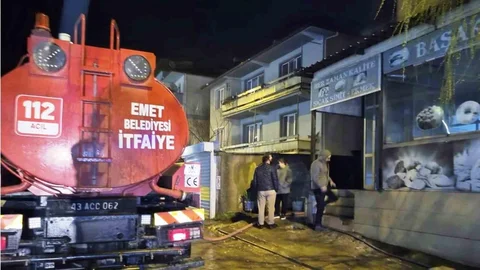 Emet'te Fırın Deposunda Yangın Kontrol Altına Alındı