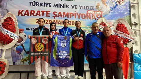 Eskişehir Karatecileri Şampiyonadan Madalya İle Dönüyor