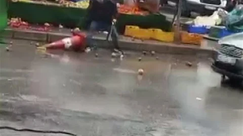İzmir'de Sinir Krizi Geçiren Manav Olay Çıkardı