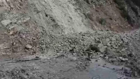 Kumluca'da Heyelan Yolu Kapattı