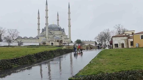 Edirne'de Yağmurlu Pazar Sabahı