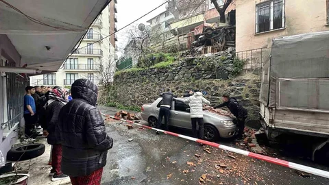 Kağıthane'de Bahçe Duvarı Devrildi