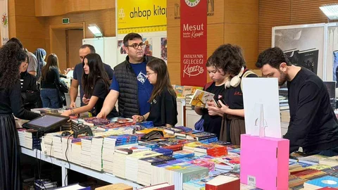 Kepez'de Kitap Fuarı Yoğun İlgi Görüyor