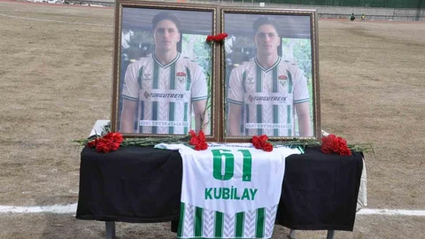 Kars'ta Genç Futbolcuya Anlamlı Veda