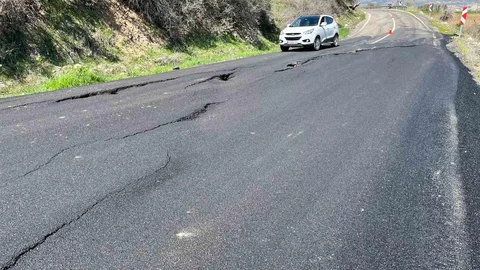 Adıyaman'daki Yol Çökmeleri Tehlike Saçıyor