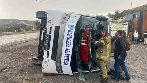 İzmir'de Sporcu Otobüsü Devrildi