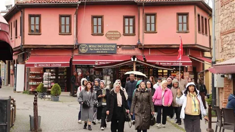 Eskişehir'de Hava Düşse de Kalabalık Sürüyor