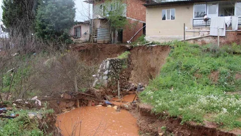 Aydın'da Taşan Dere Toprak Kaymasına Yol Açtı
