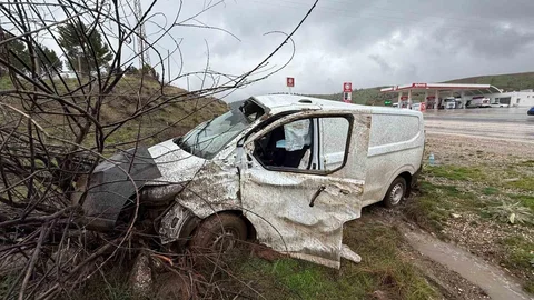 Midibüs Şarampole Yuvarlandı: 1 Yaralı