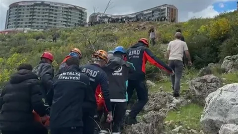 Antalya'da Kayalıklardan Düşen Kadın Kurtarıldı